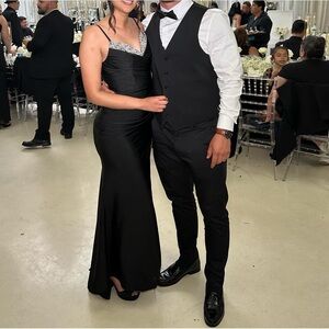 Beautiful black dress! Perfect for a special occasion or an event!🖤